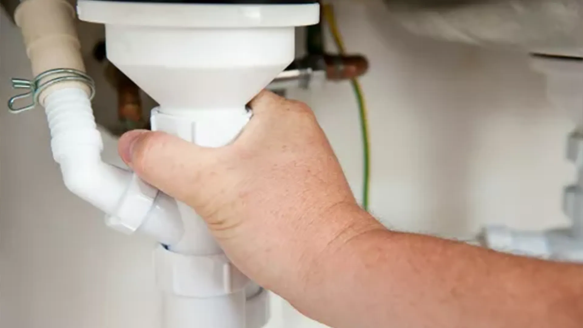 Jak przebiega proces ciśnieniowego udrażniania rur?