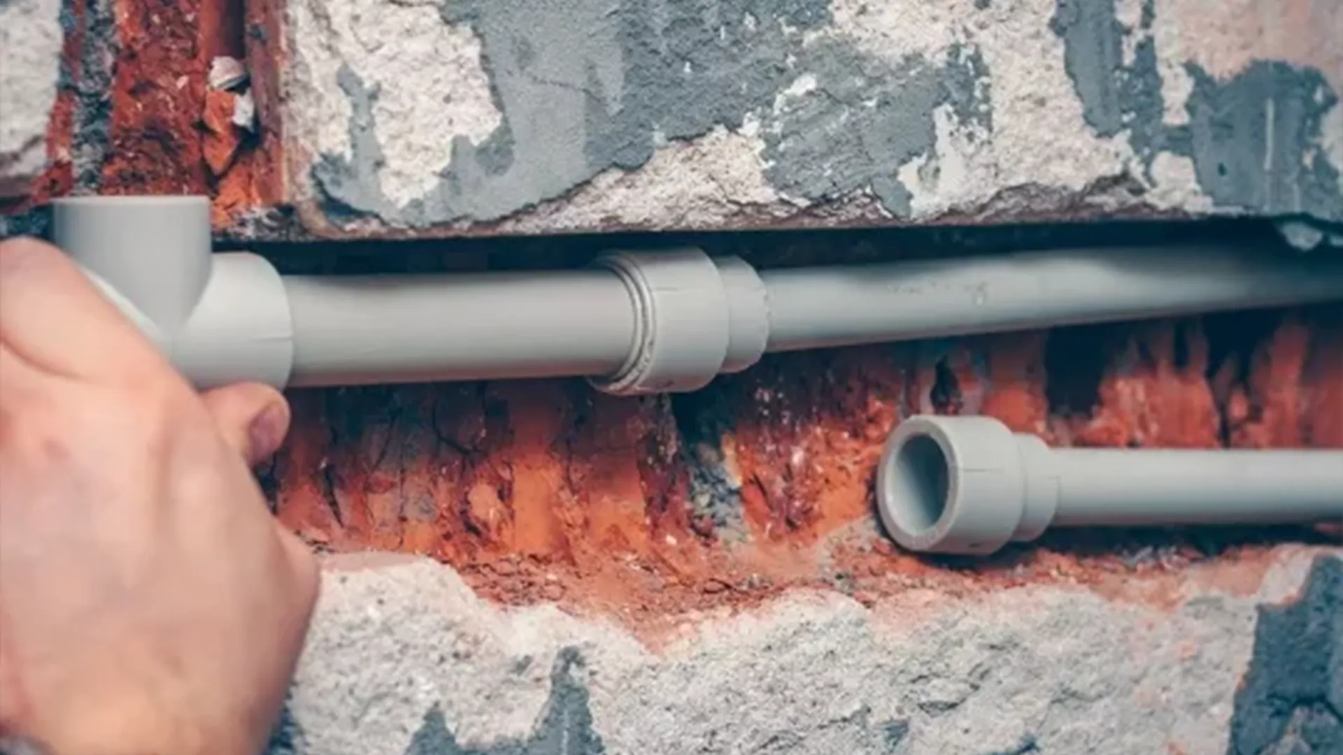 Jak przebiega wymiana rur wodnych w budynkach?